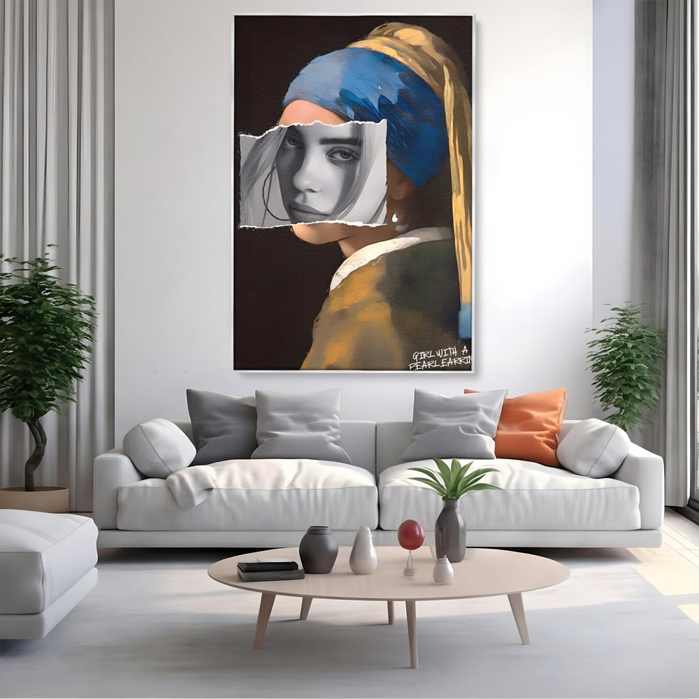 Tablou canvas cu tablou canvas portret feminin modern, in rama de aluminiu argintiu, pe perete intr-un living